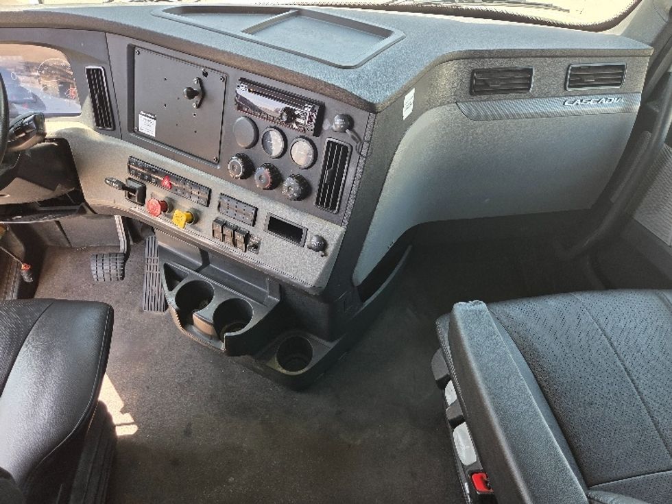 Sleeper Tractor-Heavy Duty Tractors-Freightliner-2021-T12664ST-Kansas City-MO-710,175\n\t\tmiles-$ 47,250 - Image 12