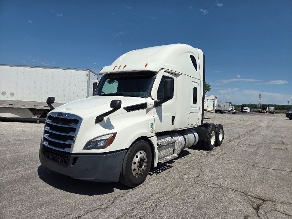 Sleeper Tractor-Heavy Duty Tractors-Freightliner-2021-T12664ST-Kansas City-MO-710,175\n\t\tmiles-$ 47,250 - Image 3