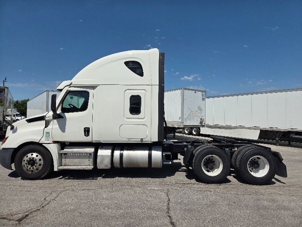 Sleeper Tractor-Heavy Duty Tractors-Freightliner-2021-T12664ST-Kansas City-MO-710,175\n\t\tmiles-$ 47,250 - Image 4