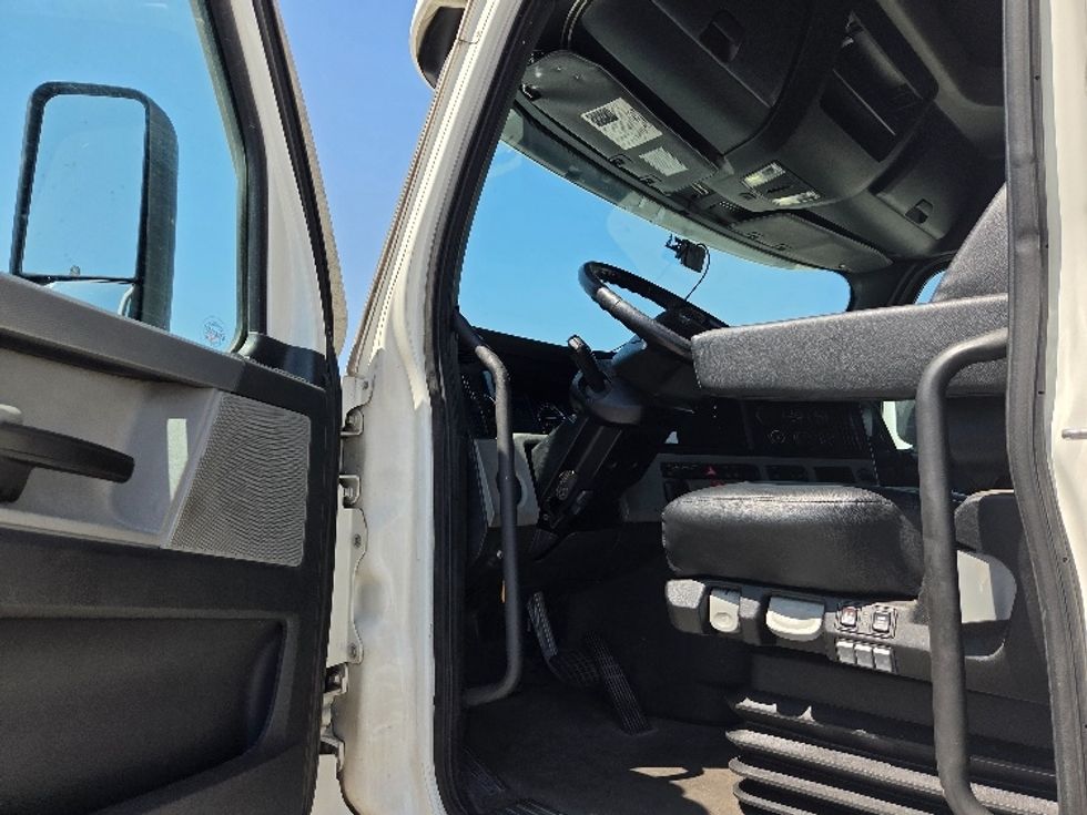 Sleeper Tractor-Heavy Duty Tractors-Freightliner-2021-T12664ST-Kansas City-MO-710,175\n\t\tmiles-$ 47,250 - Image 9