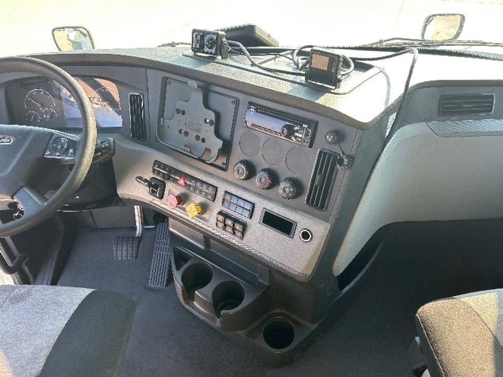 Sleeper Tractor-Heavy Duty Tractors-Freightliner-2021-T12664ST-Katy-TX-418,147\n\t\tmiles-$ 77,000 - Image 12