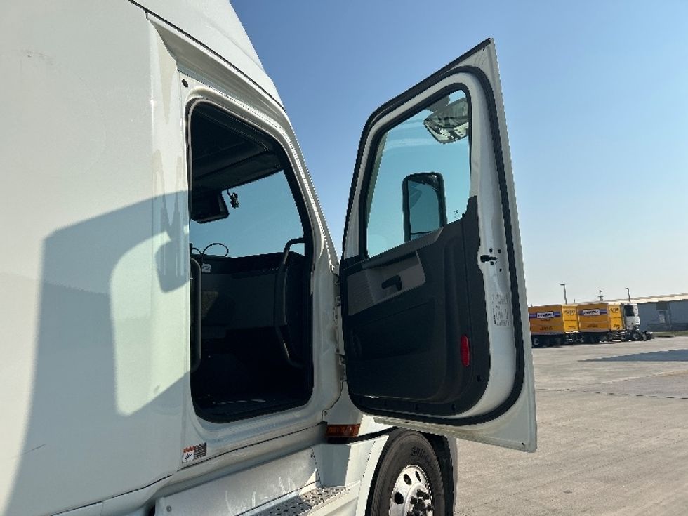 Sleeper Tractor-Heavy Duty Tractors-Freightliner-2021-T12664ST-Katy-TX-418,147\n\t\tmiles-$ 77,000 - Image 13