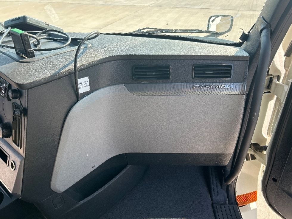 Sleeper Tractor-Heavy Duty Tractors-Freightliner-2021-T12664ST-Katy-TX-418,147\n\t\tmiles-$ 77,000 - Image 14