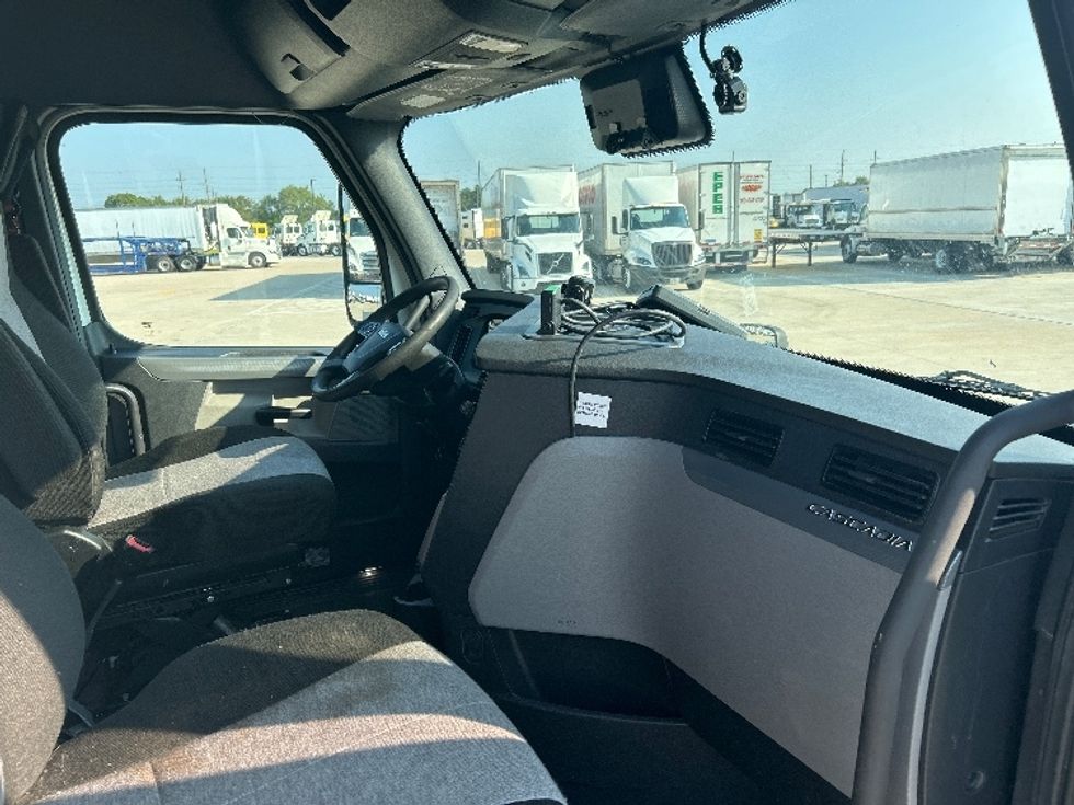 Sleeper Tractor-Heavy Duty Tractors-Freightliner-2021-T12664ST-Katy-TX-418,147\n\t\tmiles-$ 77,000 - Image 15