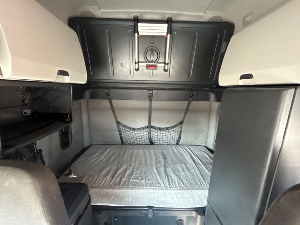 Sleeper Tractor-Heavy Duty Tractors-Freightliner-2021-T12664ST-Katy-TX-418,147\n\t\tmiles-$ 77,000 - Image 16