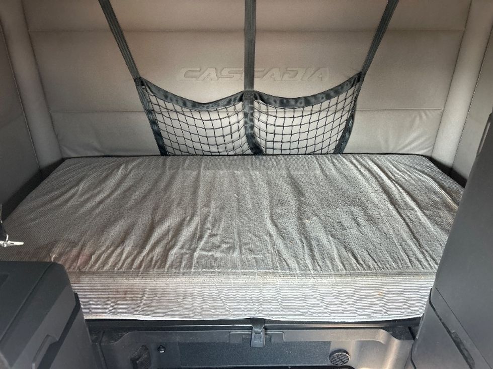 Sleeper Tractor-Heavy Duty Tractors-Freightliner-2021-T12664ST-Katy-TX-418,147\n\t\tmiles-$ 77,000 - Image 17