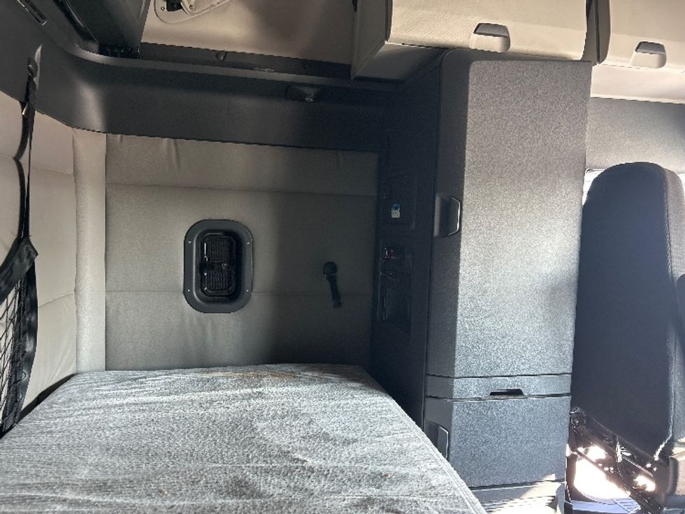 Sleeper Tractor-Heavy Duty Tractors-Freightliner-2021-T12664ST-Katy-TX-418,147\n\t\tmiles-$ 77,000 - Image 18