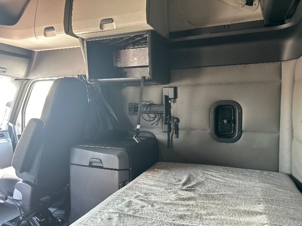 Sleeper Tractor-Heavy Duty Tractors-Freightliner-2021-T12664ST-Katy-TX-418,147\n\t\tmiles-$ 77,000 - Image 19