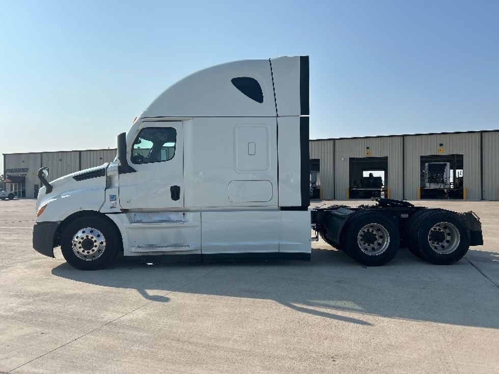 Sleeper Tractor-Heavy Duty Tractors-Freightliner-2021-T12664ST-Katy-TX-418,147\n\t\tmiles-$ 77,000 - Image 4