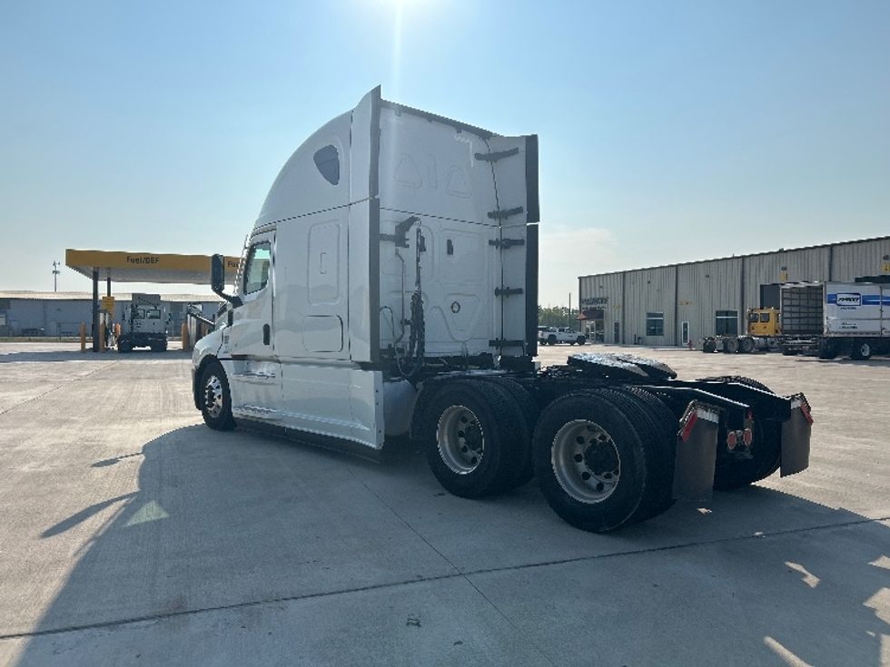 Sleeper Tractor-Heavy Duty Tractors-Freightliner-2021-T12664ST-Katy-TX-418,147\n\t\tmiles-$ 77,000 - Image 5