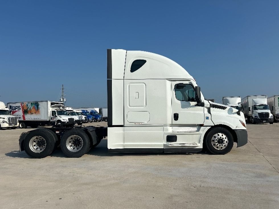 Sleeper Tractor-Heavy Duty Tractors-Freightliner-2021-T12664ST-Katy-TX-418,147\n\t\tmiles-$ 77,000 - Image 8