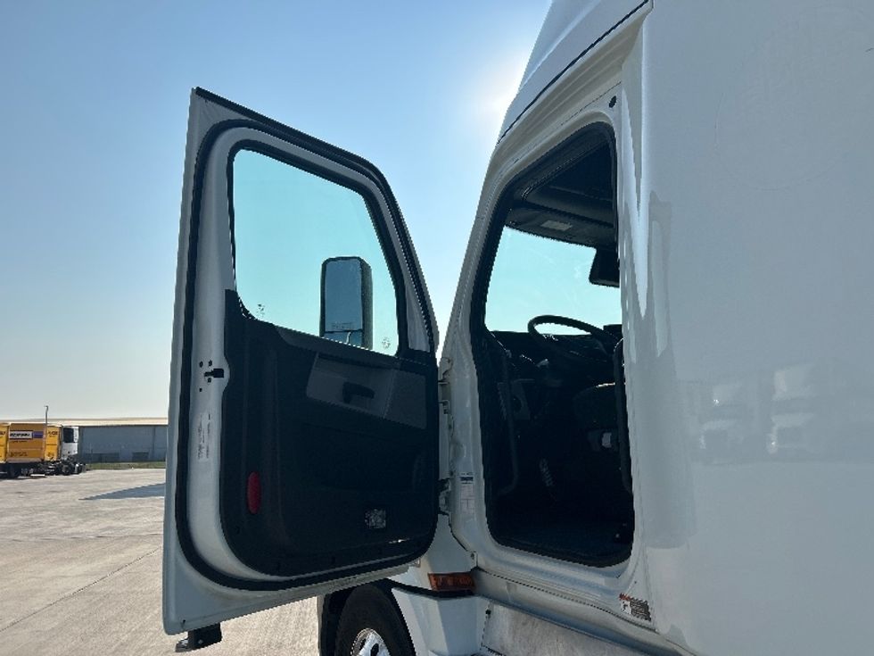Sleeper Tractor-Heavy Duty Tractors-Freightliner-2021-T12664ST-Katy-TX-418,147\n\t\tmiles-$ 77,000 - Image 9
