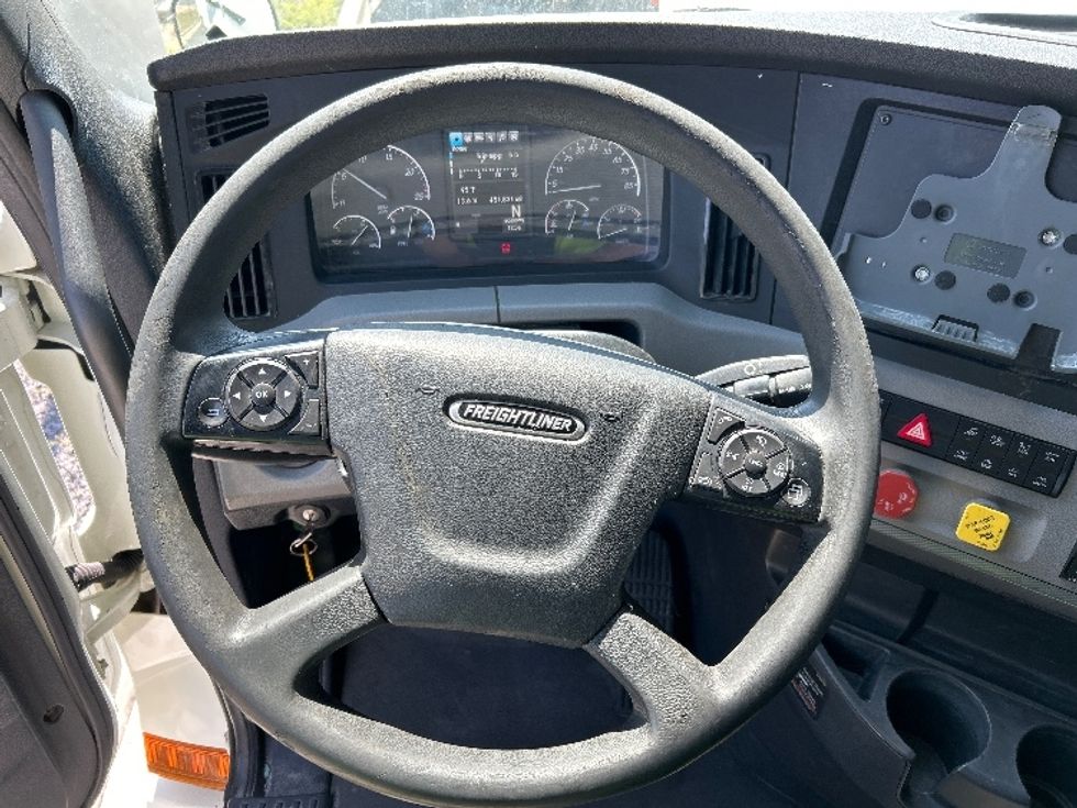 Sleeper Tractor-Heavy Duty Tractors-Freightliner-2021-T12664ST-Katy-TX-451,830\n\t\tmiles-$ 73,500 - Image 11