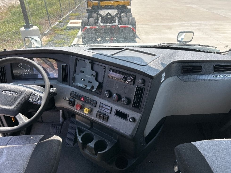 Sleeper Tractor-Heavy Duty Tractors-Freightliner-2021-T12664ST-Katy-TX-451,830\n\t\tmiles-$ 73,500 - Image 12