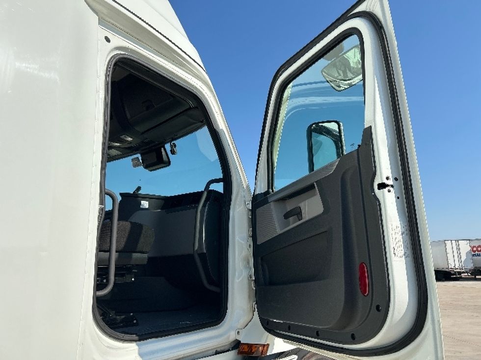 Sleeper Tractor-Heavy Duty Tractors-Freightliner-2021-T12664ST-Katy-TX-451,830\n\t\tmiles-$ 73,500 - Image 13