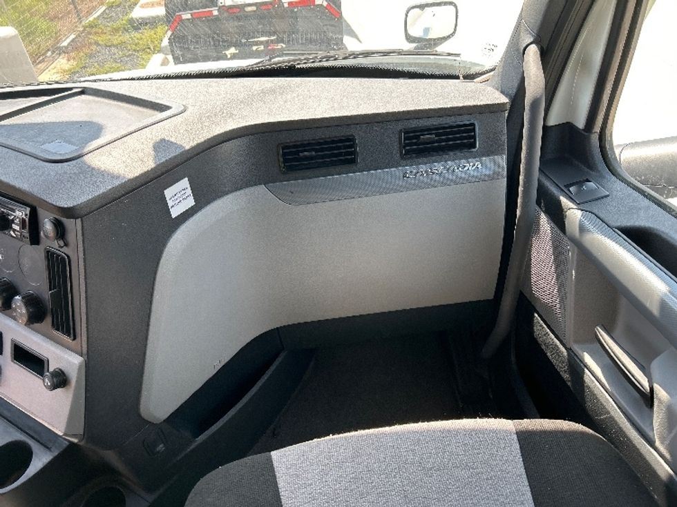 Sleeper Tractor-Heavy Duty Tractors-Freightliner-2021-T12664ST-Katy-TX-451,830\n\t\tmiles-$ 73,500 - Image 14