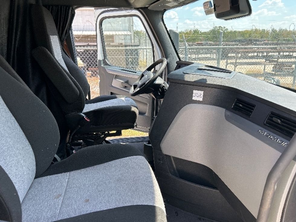 Sleeper Tractor-Heavy Duty Tractors-Freightliner-2021-T12664ST-Katy-TX-451,830\n\t\tmiles-$ 73,500 - Image 15