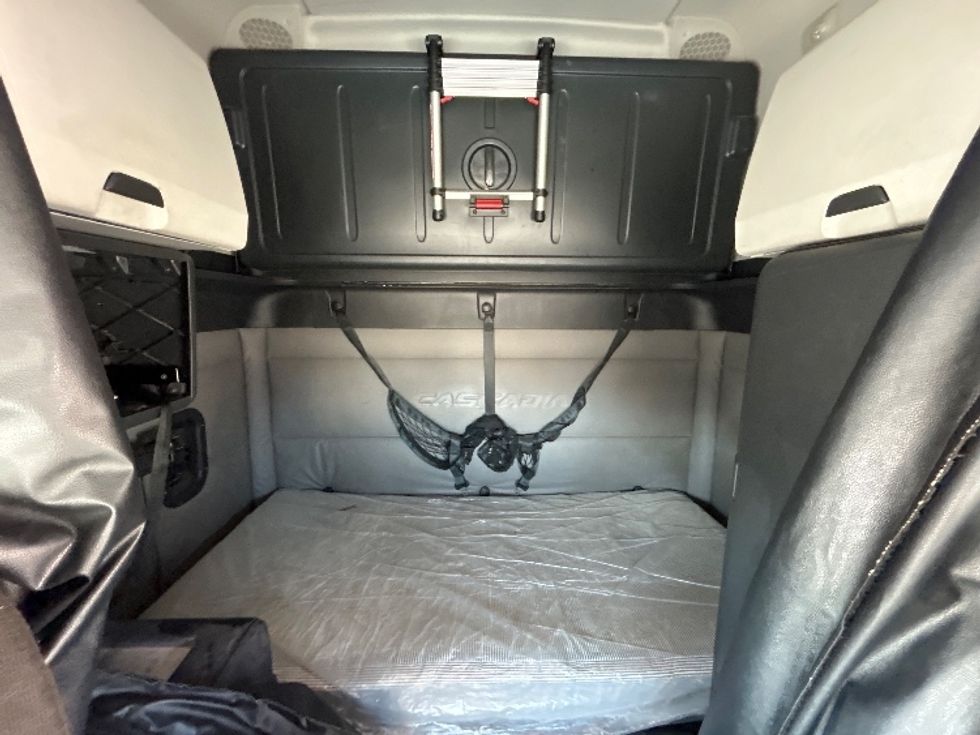 Sleeper Tractor-Heavy Duty Tractors-Freightliner-2021-T12664ST-Katy-TX-451,830\n\t\tmiles-$ 73,500 - Image 16