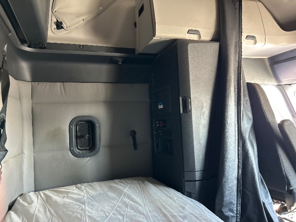 Sleeper Tractor-Heavy Duty Tractors-Freightliner-2021-T12664ST-Katy-TX-451,830\n\t\tmiles-$ 73,500 - Image 18