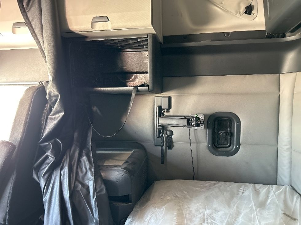 Sleeper Tractor-Heavy Duty Tractors-Freightliner-2021-T12664ST-Katy-TX-451,830\n\t\tmiles-$ 73,500 - Image 19