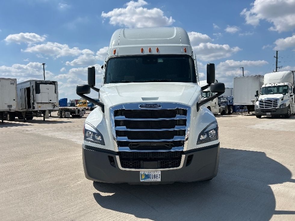 2021 Freightliner Cascadia 126" Sleeper Cab photo 2