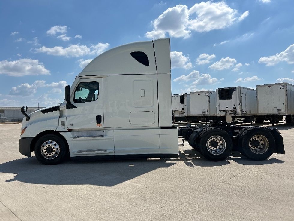 2021 Freightliner Cascadia 126" Sleeper Cab photo 4