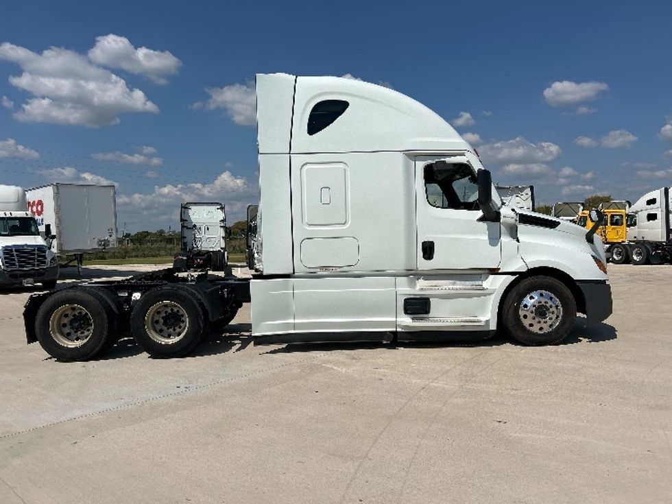 Sleeper Tractor-Heavy Duty Tractors-Freightliner-2021-T12664ST-Katy-TX-451,830\n\t\tmiles-$ 73,500 - Image 8