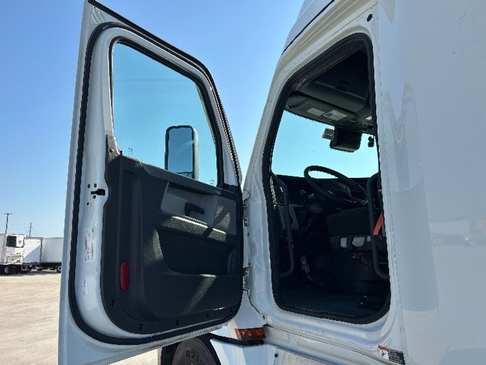 Sleeper Tractor-Heavy Duty Tractors-Freightliner-2021-T12664ST-Katy-TX-451,830\n\t\tmiles-$ 73,500 - Image 9