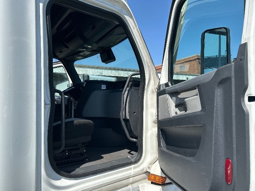 Sleeper Tractor-Heavy Duty Tractors-Freightliner-2021-T12664ST-Kearny-NJ-600,268\n\t\tmiles-$ 56,000 - Image 13