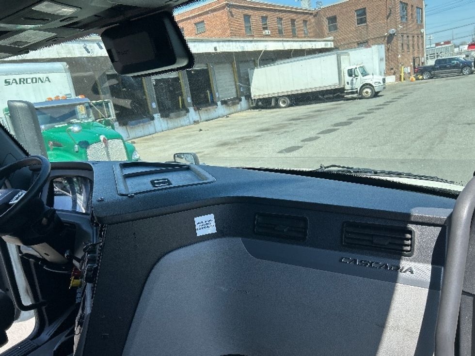 Sleeper Tractor-Heavy Duty Tractors-Freightliner-2021-T12664ST-Kearny-NJ-600,268\n\t\tmiles-$ 56,000 - Image 14