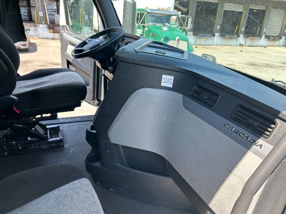 Sleeper Tractor-Heavy Duty Tractors-Freightliner-2021-T12664ST-Kearny-NJ-600,268\n\t\tmiles-$ 56,000 - Image 15