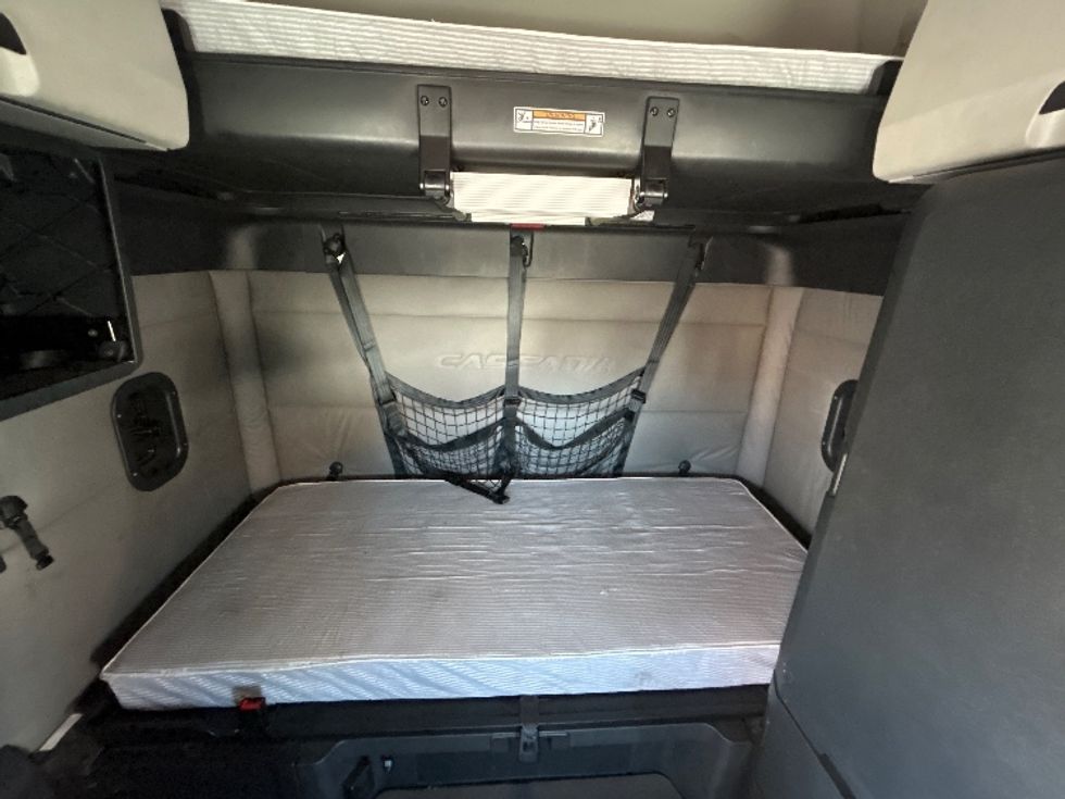 Sleeper Tractor-Heavy Duty Tractors-Freightliner-2021-T12664ST-Kearny-NJ-600,268\n\t\tmiles-$ 56,000 - Image 16