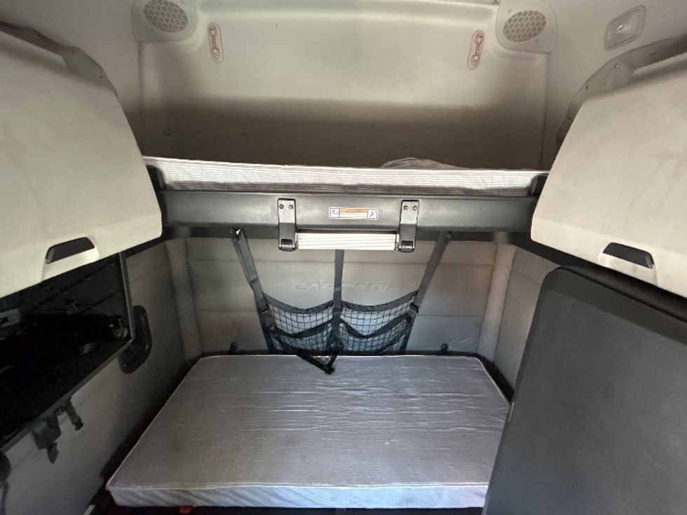 Sleeper Tractor-Heavy Duty Tractors-Freightliner-2021-T12664ST-Kearny-NJ-600,268\n\t\tmiles-$ 56,000 - Image 17