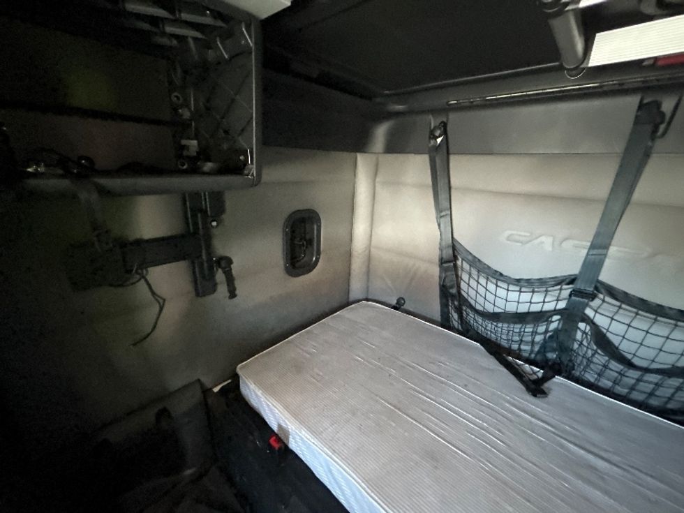 Sleeper Tractor-Heavy Duty Tractors-Freightliner-2021-T12664ST-Kearny-NJ-600,268\n\t\tmiles-$ 56,000 - Image 19