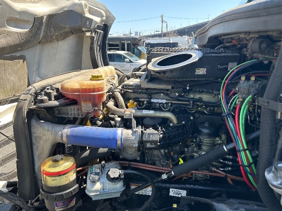 Sleeper Tractor-Heavy Duty Tractors-Freightliner-2021-T12664ST-Kearny-NJ-600,268\n\t\tmiles-$ 56,000 - Image 21