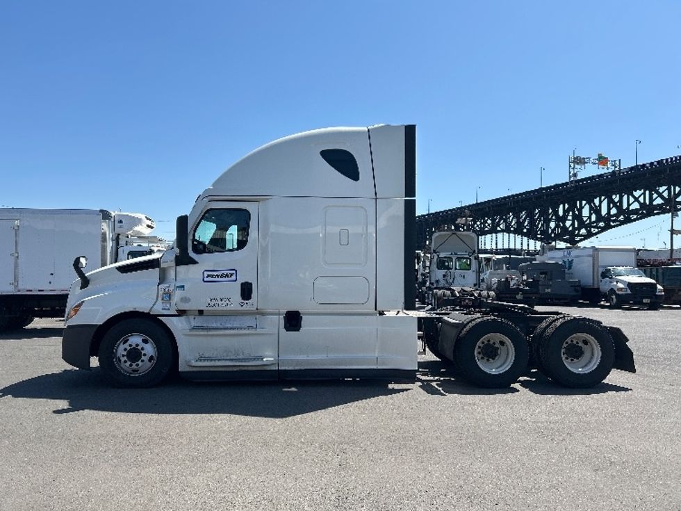 Sleeper Tractor-Heavy Duty Tractors-Freightliner-2021-T12664ST-Kearny-NJ-600,268\n\t\tmiles-$ 56,000 - Image 4