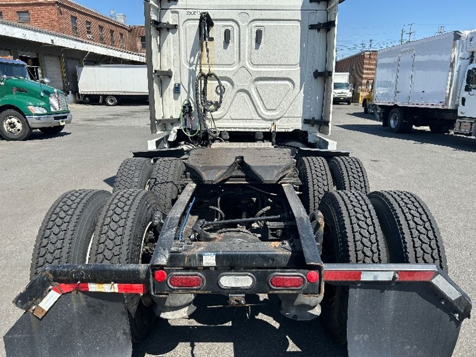 Sleeper Tractor-Heavy Duty Tractors-Freightliner-2021-T12664ST-Kearny-NJ-600,268\n\t\tmiles-$ 56,000 - Image 6