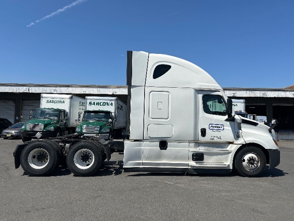 Sleeper Tractor-Heavy Duty Tractors-Freightliner-2021-T12664ST-Kearny-NJ-600,268\n\t\tmiles-$ 56,000 - Image 8