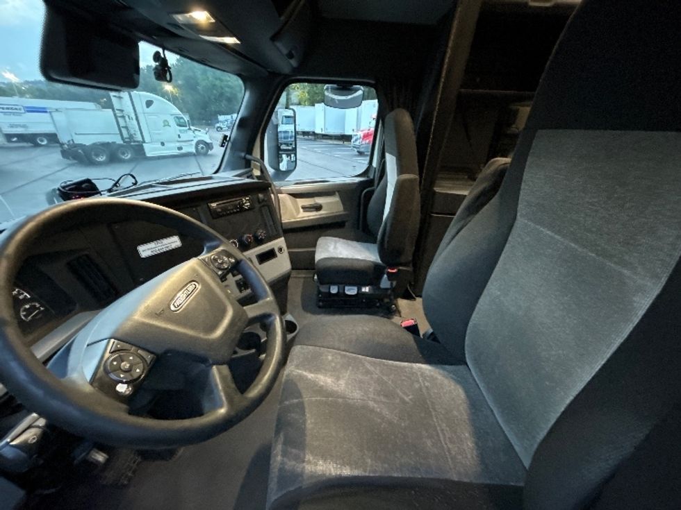 Sleeper Tractor-Heavy Duty Tractors-Freightliner-2021-T12664ST-Kennesaw-GA-553,903\n\t\tmiles-$ 62,750 - Image 10