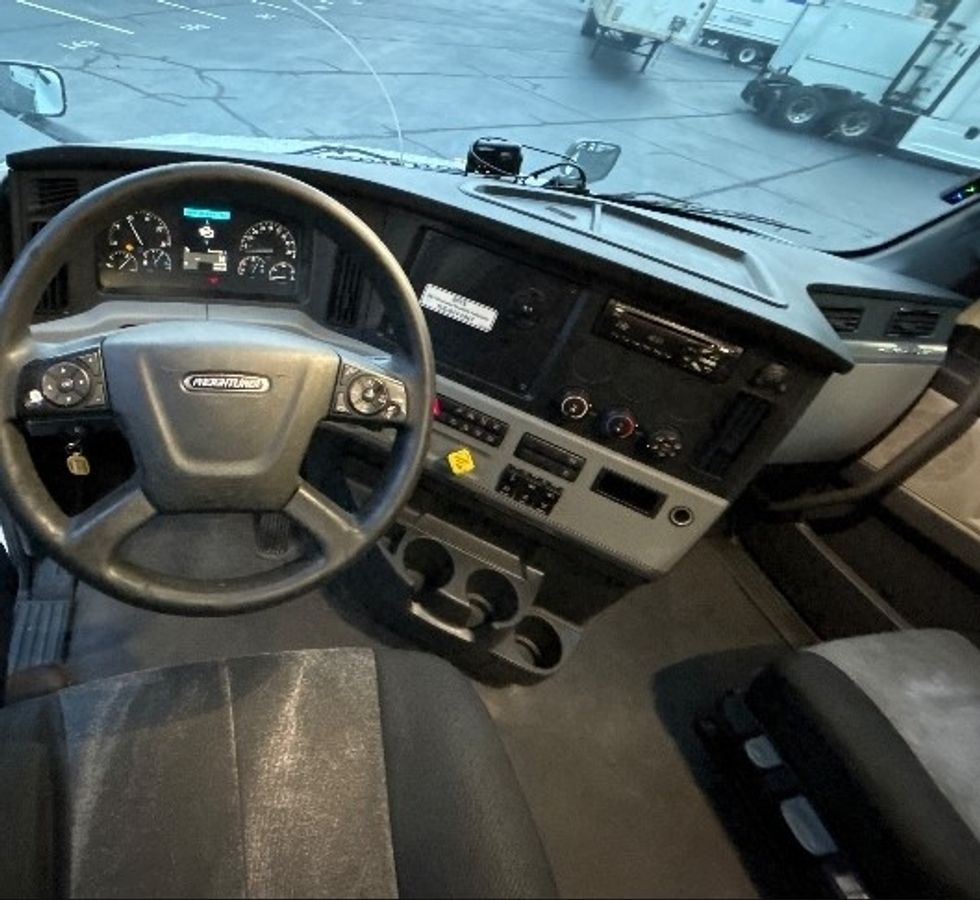 Sleeper Tractor-Heavy Duty Tractors-Freightliner-2021-T12664ST-Kennesaw-GA-553,903\n\t\tmiles-$ 62,750 - Image 11