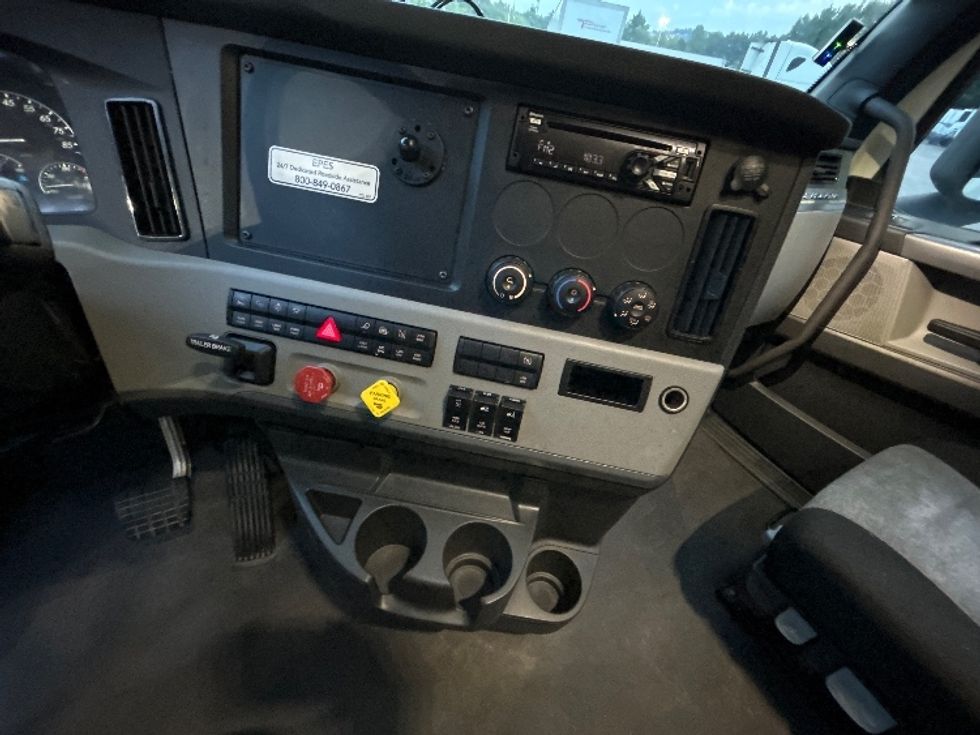 Sleeper Tractor-Heavy Duty Tractors-Freightliner-2021-T12664ST-Kennesaw-GA-553,903\n\t\tmiles-$ 62,750 - Image 12