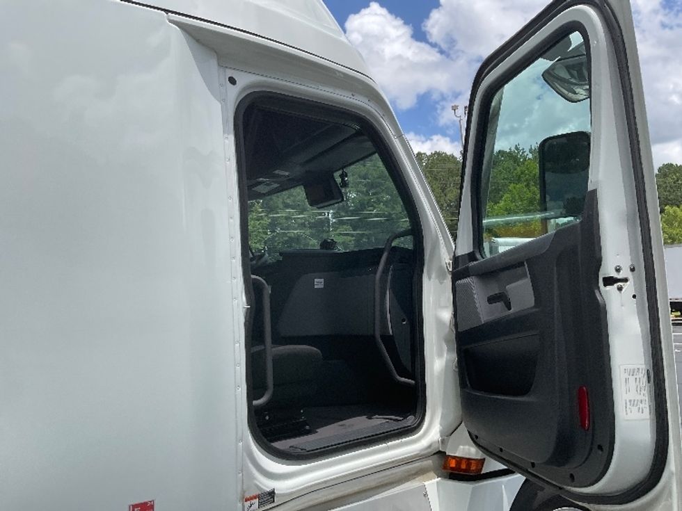 Sleeper Tractor-Heavy Duty Tractors-Freightliner-2021-T12664ST-Kennesaw-GA-553,903\n\t\tmiles-$ 62,750 - Image 13