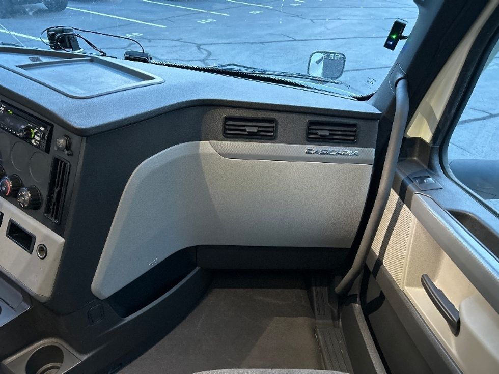 Sleeper Tractor-Heavy Duty Tractors-Freightliner-2021-T12664ST-Kennesaw-GA-553,903\n\t\tmiles-$ 62,750 - Image 14