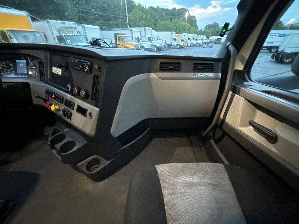 Sleeper Tractor-Heavy Duty Tractors-Freightliner-2021-T12664ST-Kennesaw-GA-553,903\n\t\tmiles-$ 62,750 - Image 15