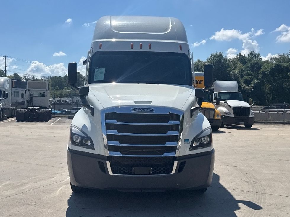 Sleeper Tractor-Heavy Duty Tractors-Freightliner-2021-T12664ST-Kennesaw-GA-553,903\n\t\tmiles-$ 62,750 - Image 2