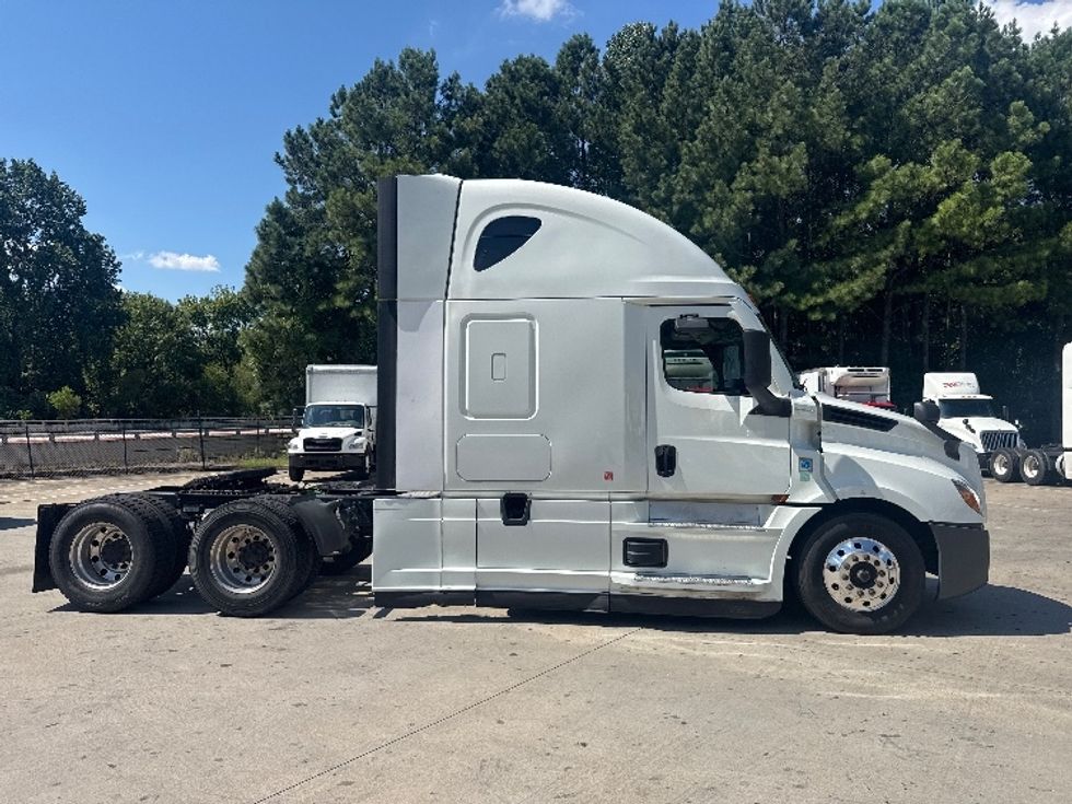 Sleeper Tractor-Heavy Duty Tractors-Freightliner-2021-T12664ST-Kennesaw-GA-553,903\n\t\tmiles-$ 62,750 - Image 8