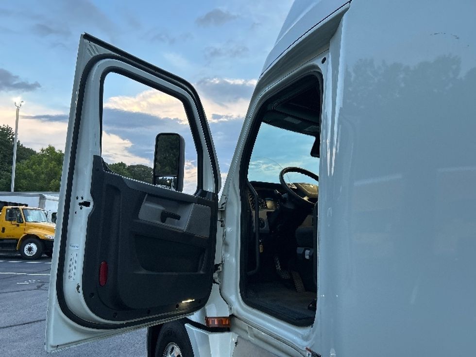 Sleeper Tractor-Heavy Duty Tractors-Freightliner-2021-T12664ST-Kennesaw-GA-553,903\n\t\tmiles-$ 62,750 - Image 9