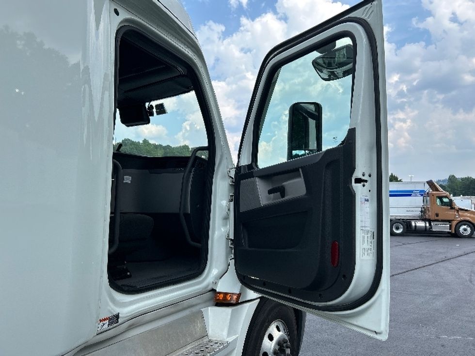 Sleeper Tractor-Heavy Duty Tractors-Freightliner-2021-T12664ST-Kennesaw-GA-571,800\n\t\tmiles-$ 62,750 - Image 13