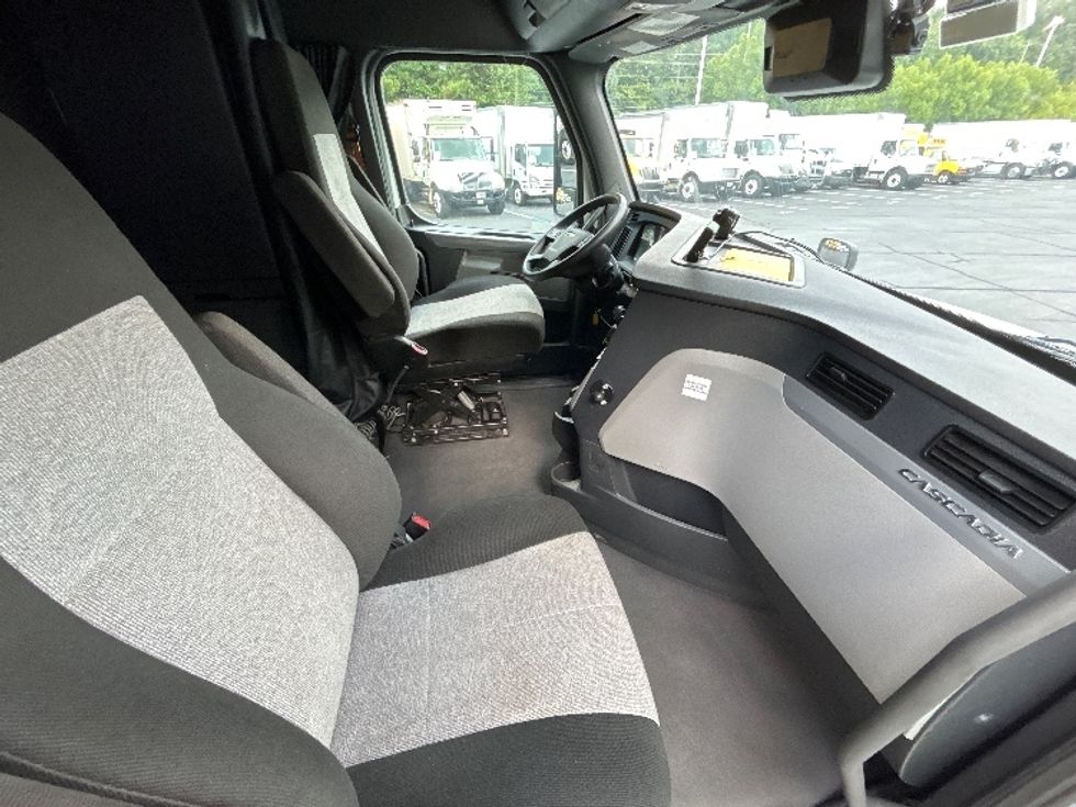 Sleeper Tractor-Heavy Duty Tractors-Freightliner-2021-T12664ST-Kennesaw-GA-571,800\n\t\tmiles-$ 62,750 - Image 15