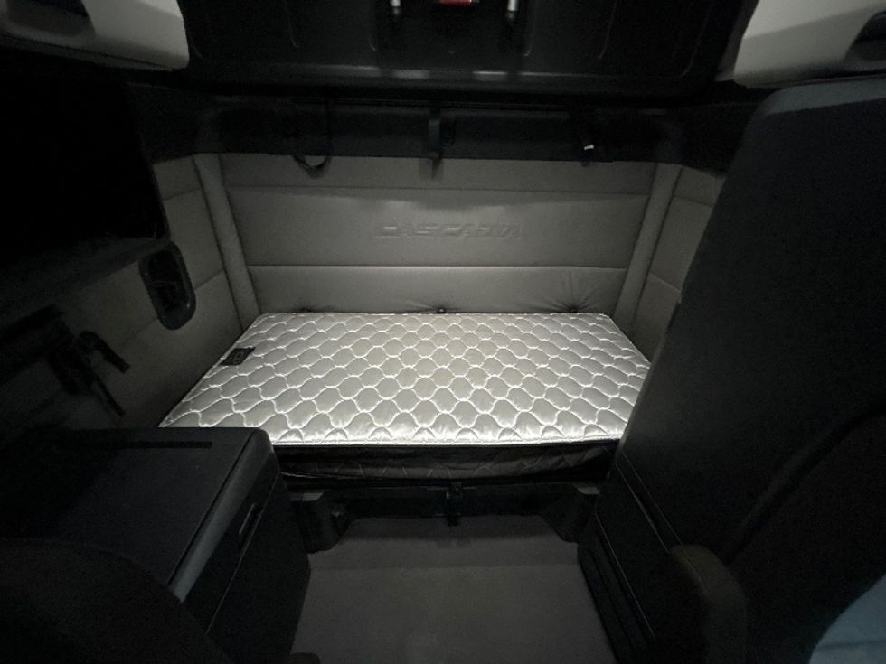 Sleeper Tractor-Heavy Duty Tractors-Freightliner-2021-T12664ST-Kennesaw-GA-571,800\n\t\tmiles-$ 62,750 - Image 16